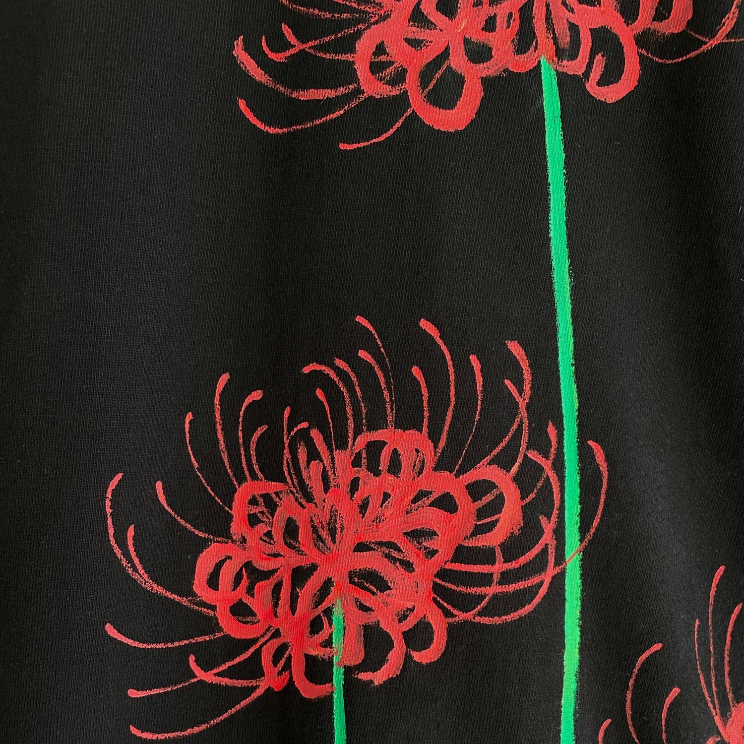 メルカリshops 彼岸花柄tシャツ ブラック 手描きで描いた彼岸花柄tシャツ