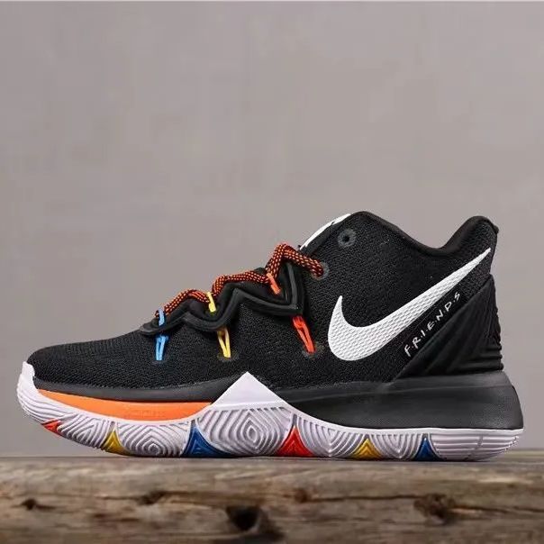 ナイキNike Kyrie 5 Friendsスニーカー