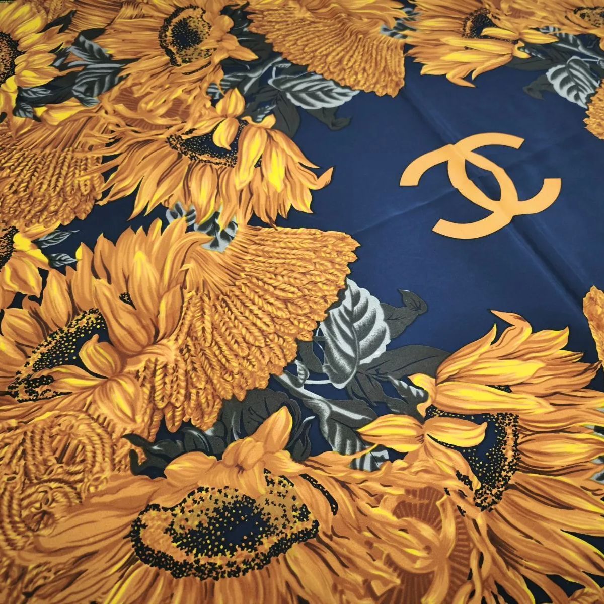 CHANEL 向日葵柄 スカーフ ネイビー ひまわり 希少 ヴィンテージ 未使用品】CHANEL シャネル ロゴ入り ひまわり柄