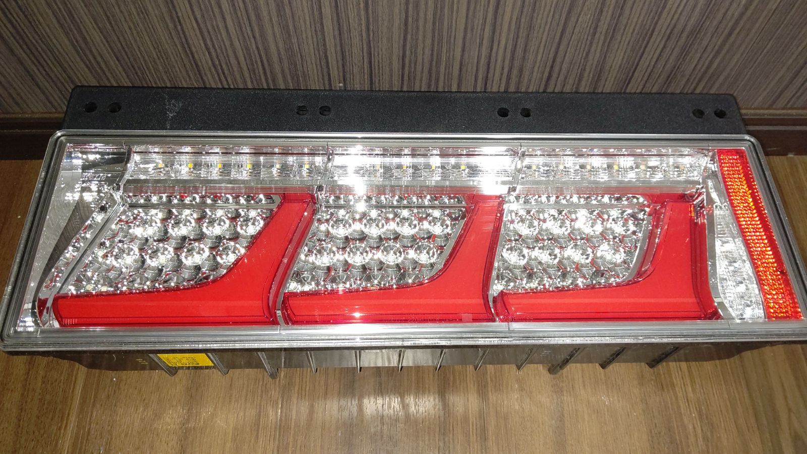 KOITO製新車外し３連テールランプ 新車外し】【即日発送】小糸 KOITO テールライト 3連 LED テールランプ