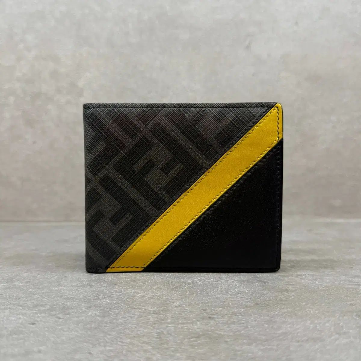 正規品 FENDI(フェンディ) FF パターン 柄 二つ折り財布