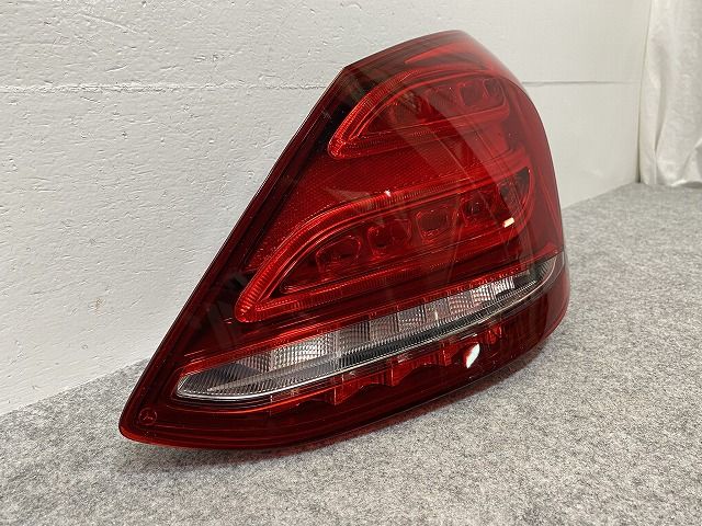 新品!Cクラス W205 純正 右 テールランプ/ライト/レンズ LED