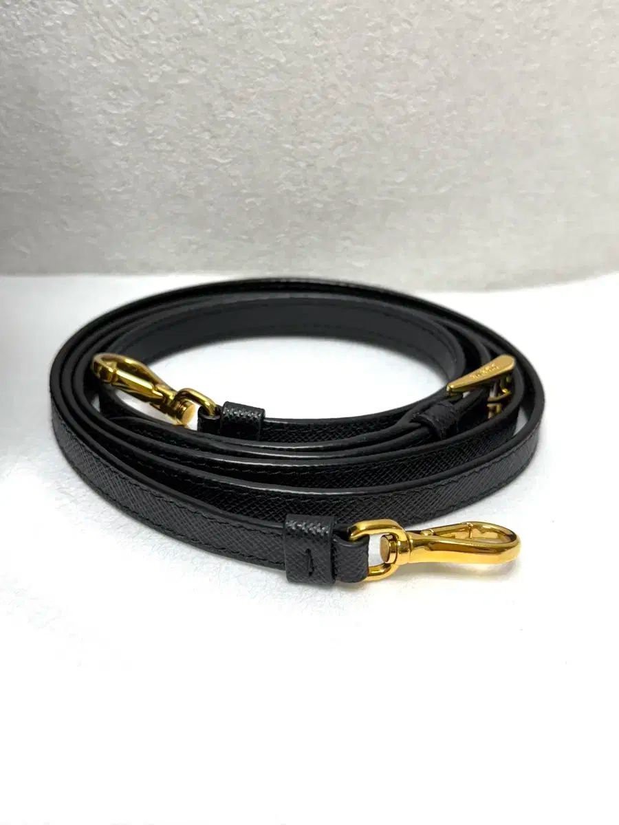 内蔵チップ A プラダ サフィアーノ ミニ スマホポーチ クロスバッグ DECORATOM_COM_BR