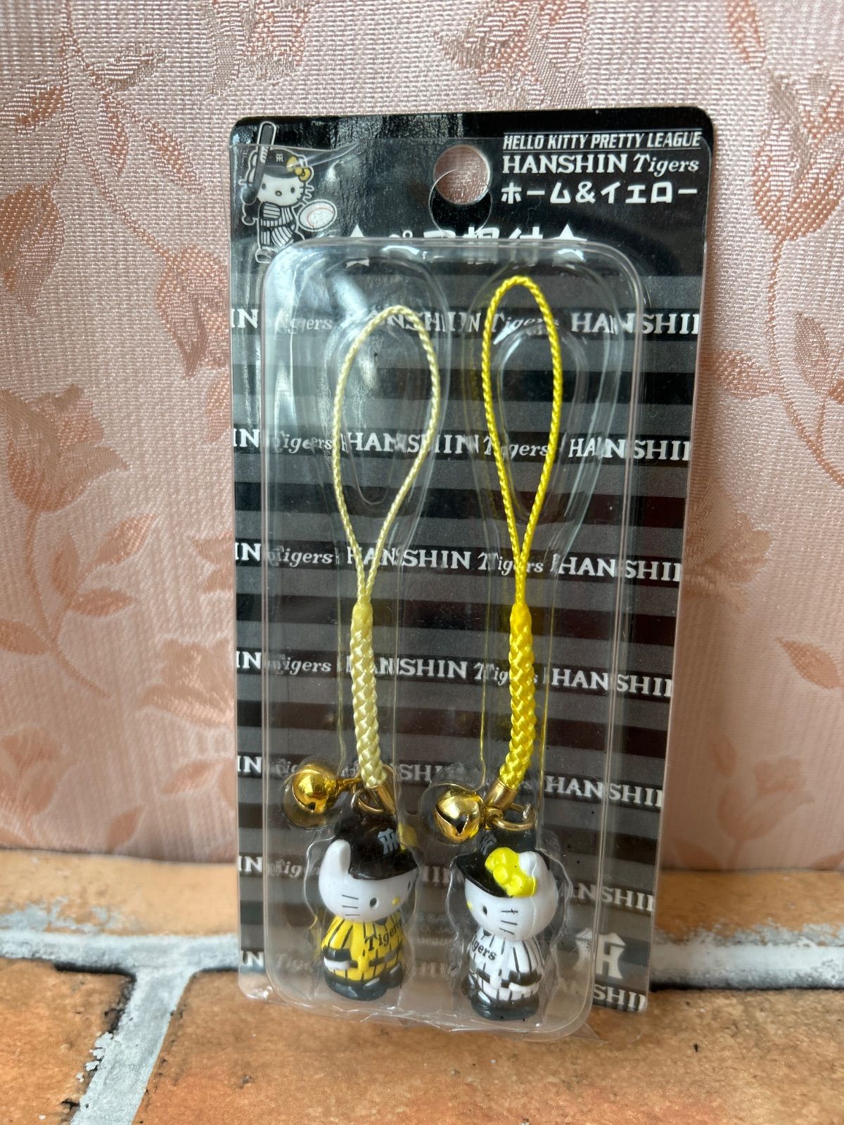 阪神優勝おめでとうSALE！！￥1.800→￥1.400 ハローキティ ペア根付け