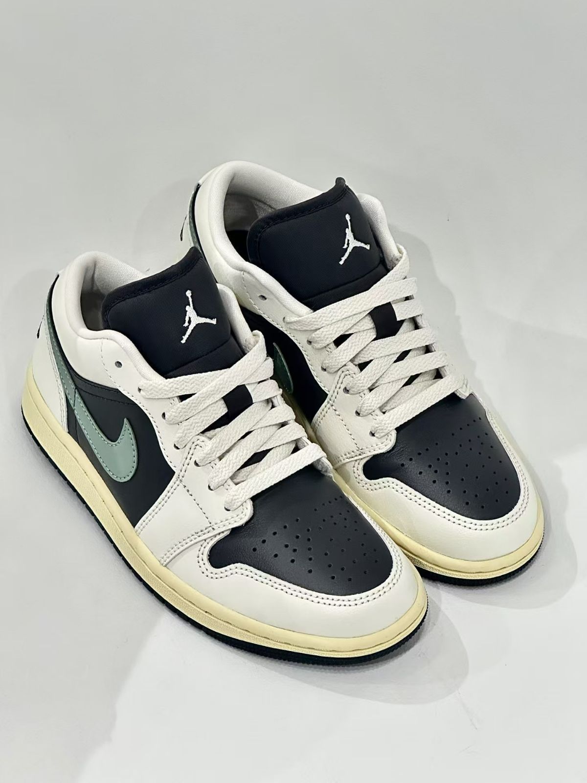 ナイキ エア ジョーダン 1 ロー NIKE W AIR JORDAN 1 LOW アンスラサイト/ジェイドスモーク DC0774-001