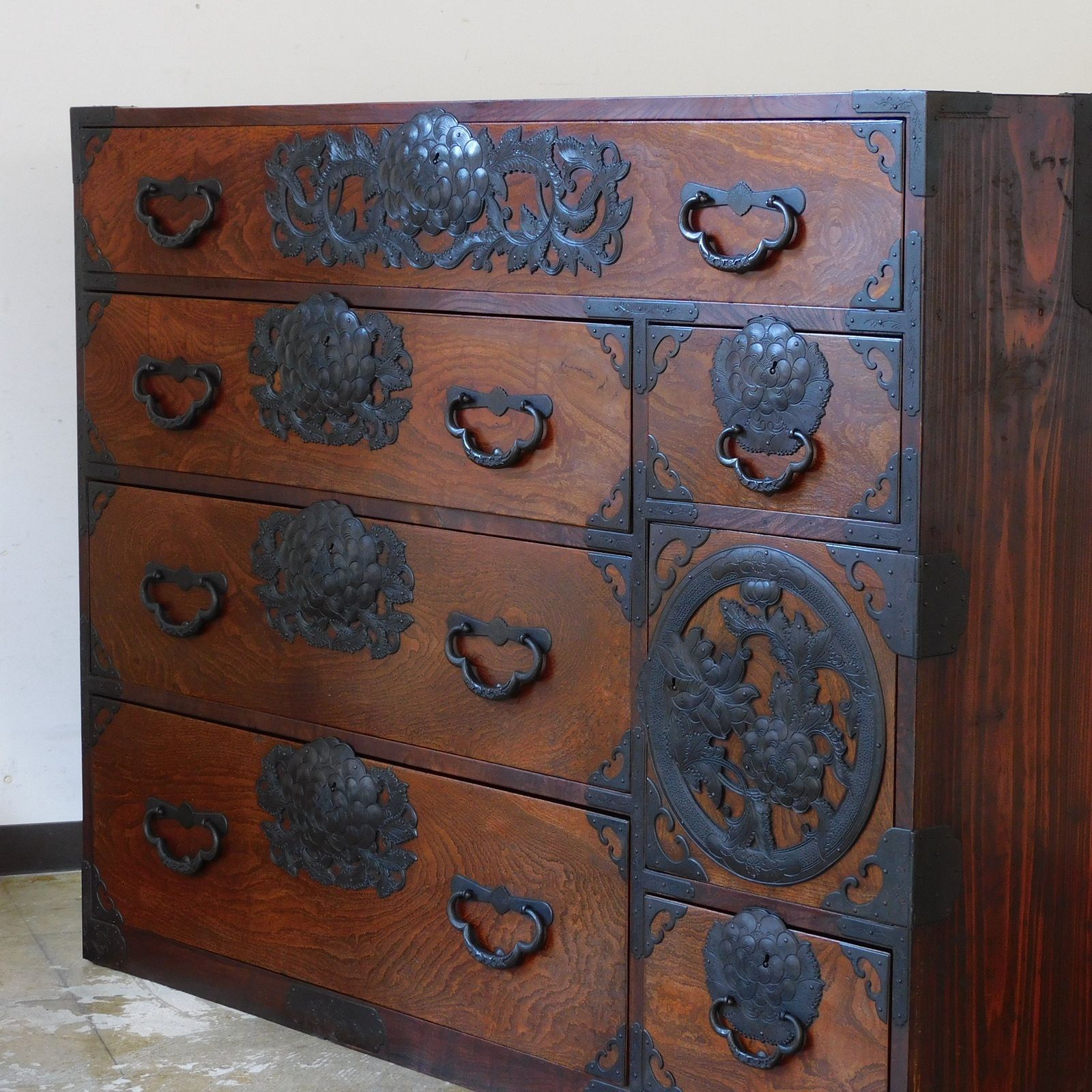 欅乱れ杢 共縁 仙台地方 牡丹図金具 時代箪笥 仙台箪笥 鍵付き HK-a-05440