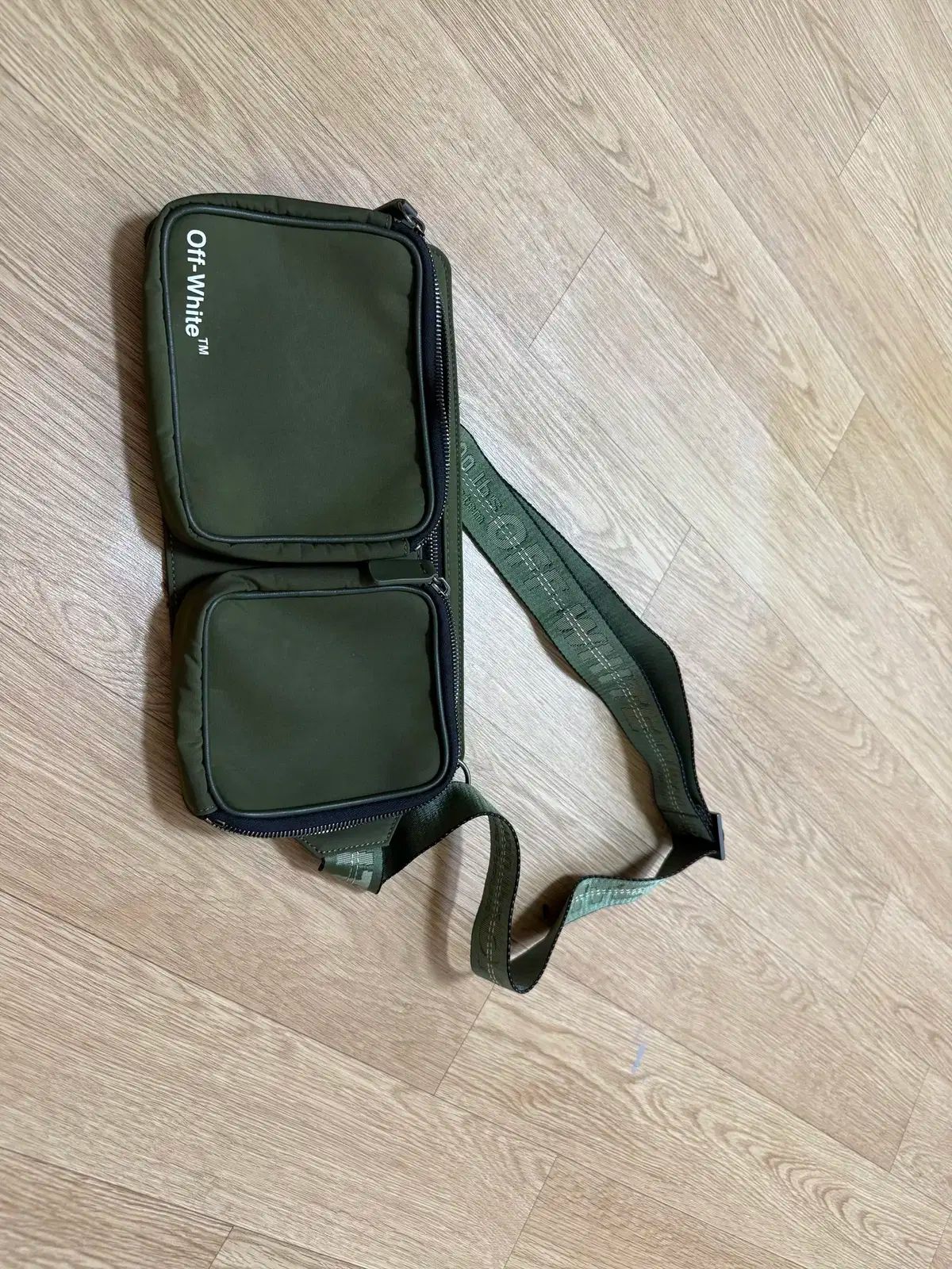 オフホワイト　ショルダーバッグ　エメラルドグリーン　希少色　クロスボディ オフホワイト ショルダーバッグ エメラルドグリーン 希少色 クロスボディ