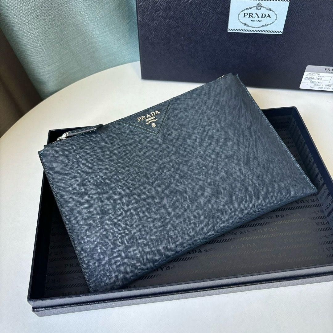 お値下げ⭐︎超美品⭐︎PRADA パープル クラッチバッグ（オマケリングつき） Prada プラダのクラッチバッグ、手触りが滑らか、シンプルな外観