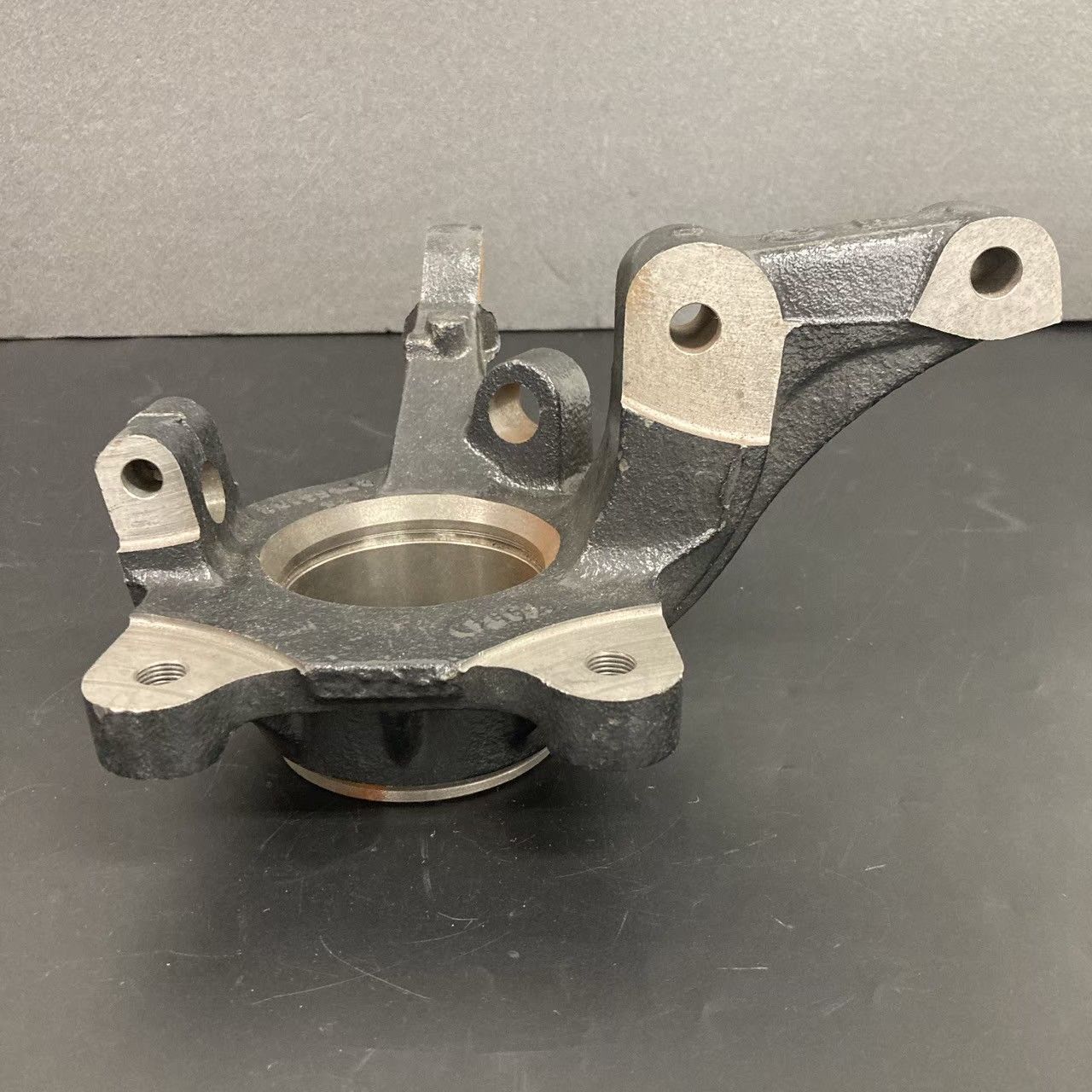 FIAT LANCIA C-4897 axle knuckle フィアット ランチア アクスル ナックル 82466198 デルタI キャリア ホイール ハブ フロント 左 レッグ 交換