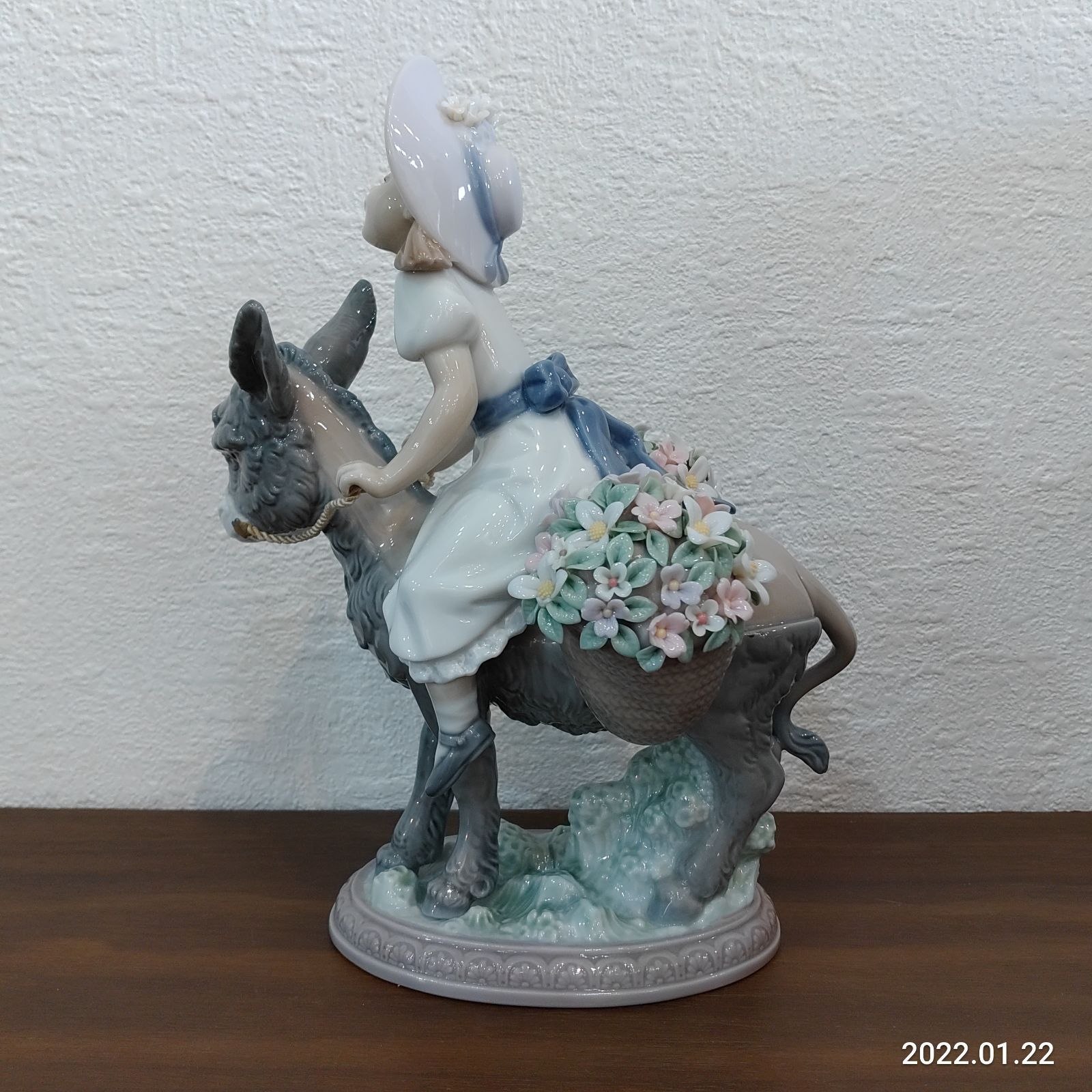 使用状況一般的な中古品ですリヤドロ ロバに乗った少女　NO.5465 フィギュリン　陶器人形　置物　花籠