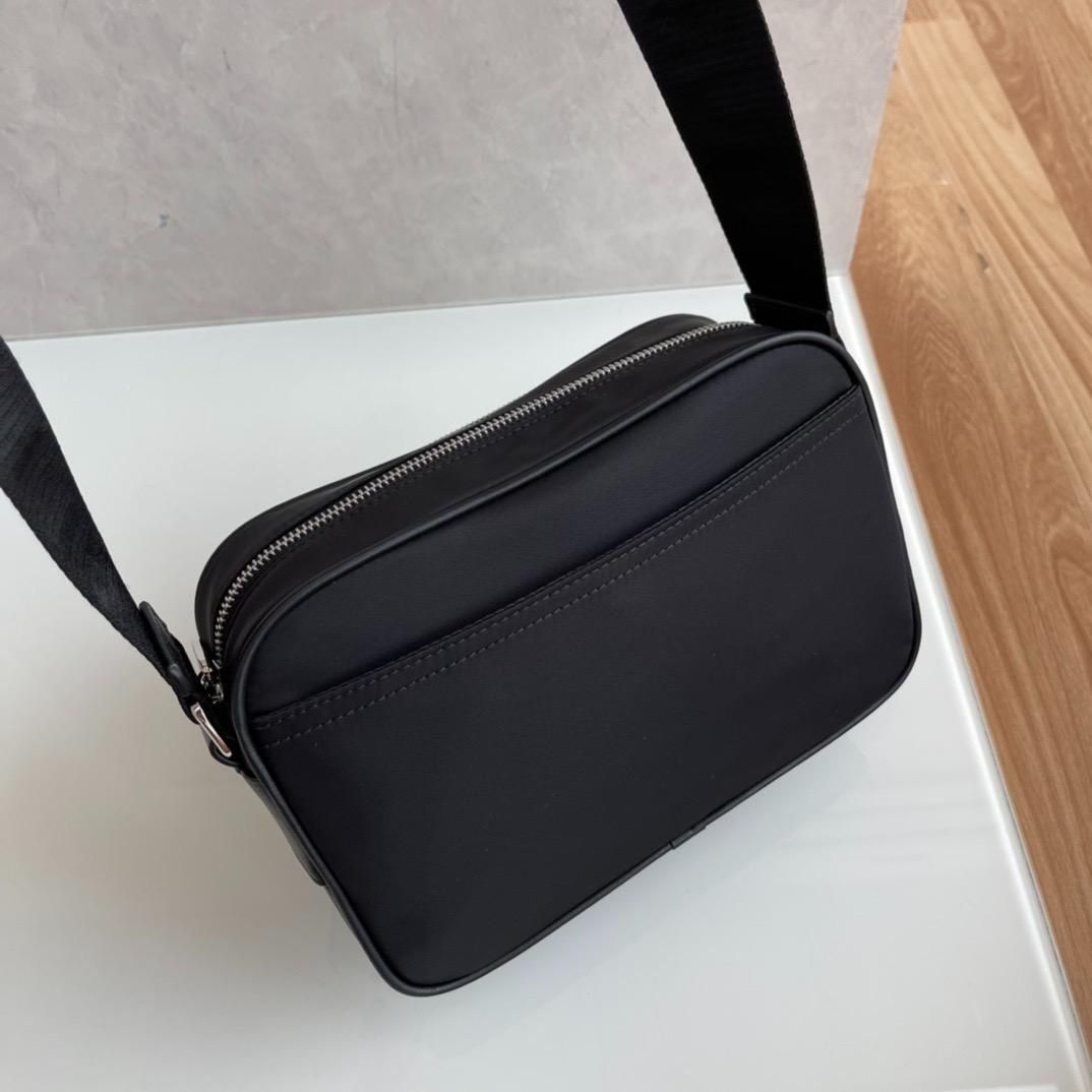 即日発送しますBURBERRY ブラック ショルダーバッグ - メルカリ