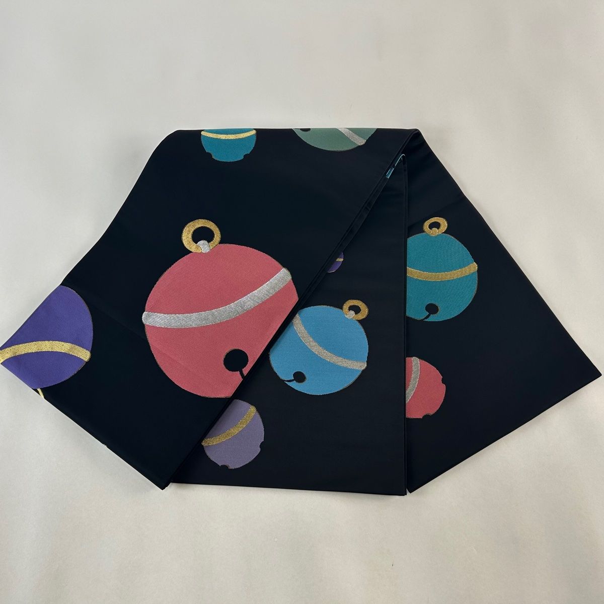 【洒落袋帯ジュサブロー+帯締め2点セット】六通　約445cm 正絹　燕脂墨色 袋帯 美品 逸品 辻村ジュサブロー 落款 鈴 金銀糸 箔 黒 六通