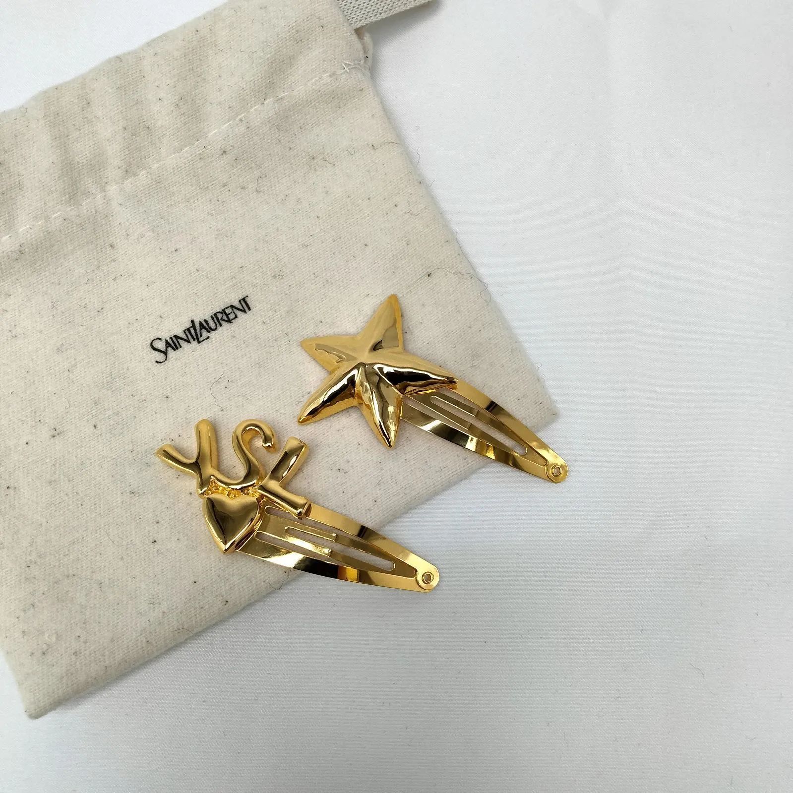 サンローラン カサンドラ ヘアクリップ（メタル） GOLD新品未使用 カサンドラ クロークリップ（ハンマー加工メタル） ゴールド | Saint