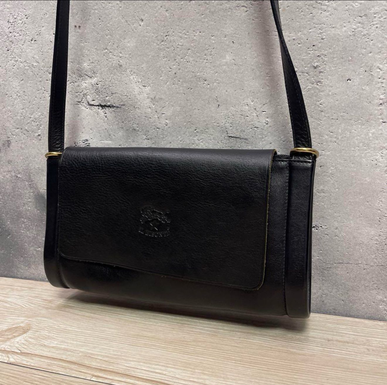 美品】ILBISONTE ショルダーバッグ 黒 美品】イルビゾンテショルダー 