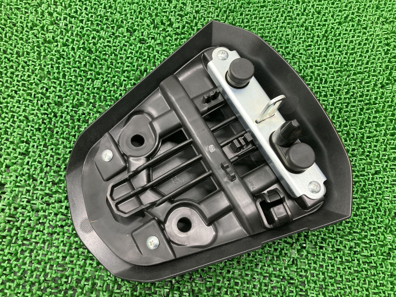 GSX-R1000 シングルシートカウル ガンM 17K スズキ 純正 バイク 部品 DM11G オプション 割れ欠け無し 品薄 希少品 【中古】 36 GSX-R1000 シングルシートカウル ガンM 17K スズキ 純正 中古 バイク