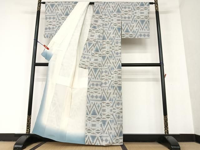 平和屋着物●本場大島紬　白大島　7マルキ　幾何学文様　正絹　逸品　AAAU8176zg 平和屋着物○本場大島紬 白大島 7マルキ 幾何学文様 正絹 逸品