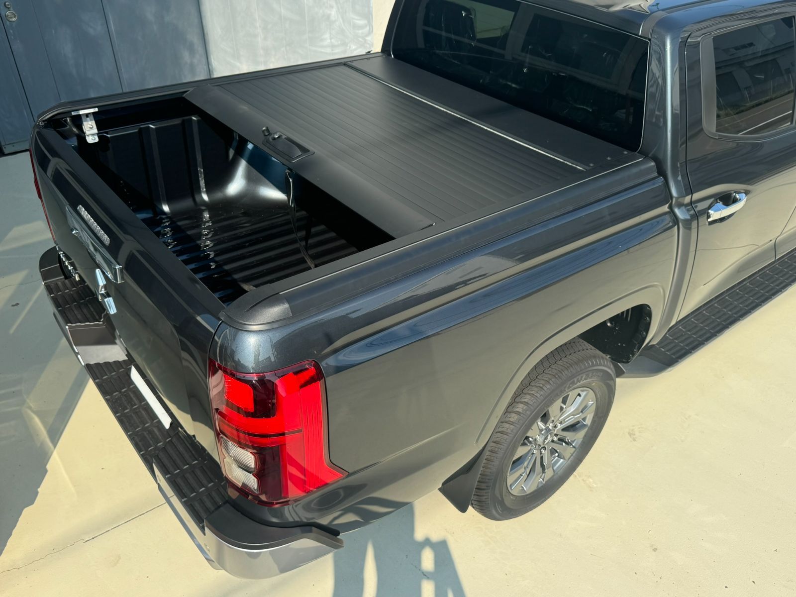 R2 シャッター式トノカバー