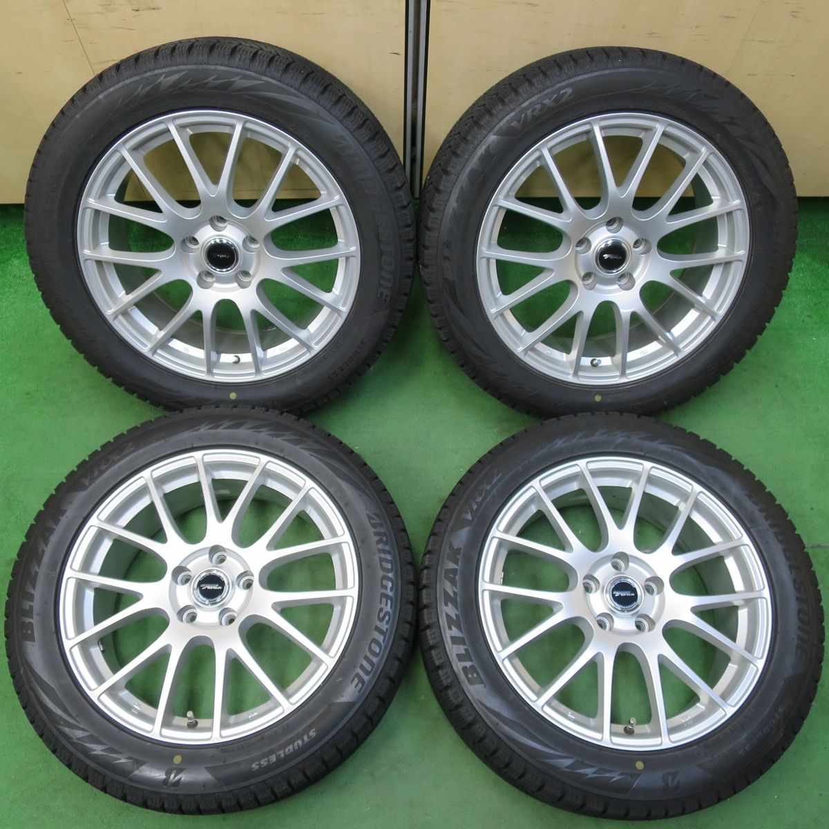 [送料無料] バリ溝！20年！キレイ！9分スタッドレス 235/50R18 ブリヂストン ブリザック VRX2 TOPRUN トップラン 18インチ PCD114.3/5H4103102イス