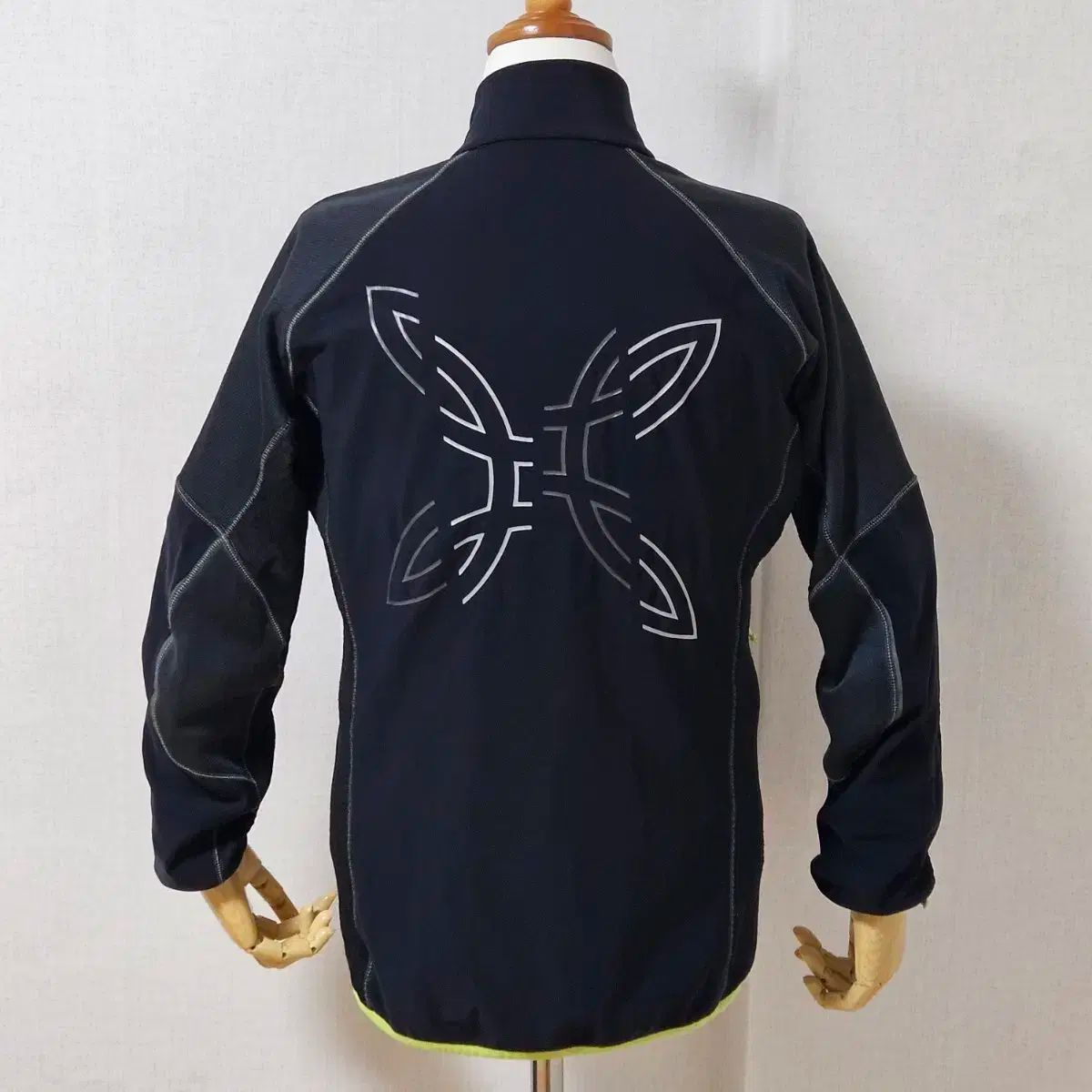 モンチュラ ブラック ソフトシェル ジャケット