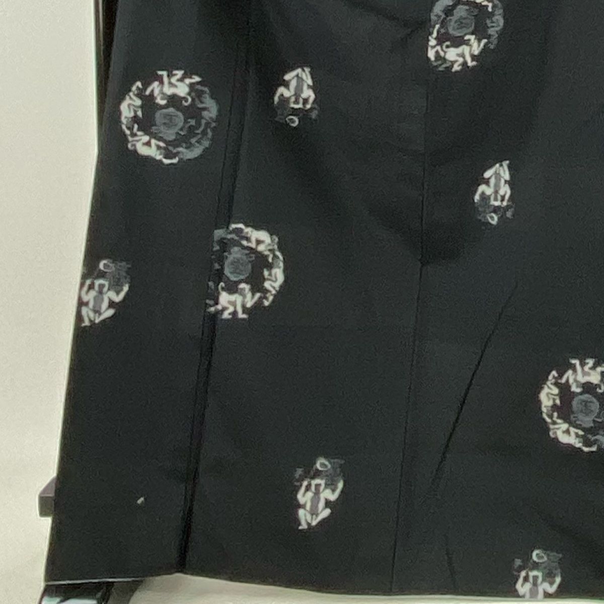 紬 身丈168.5cm 裄丈65.5cm M 袷 猿 宝袋 黒 正絹