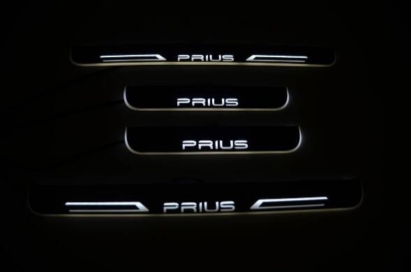 トヨタ プリウス スカッフプレート PRIUS LED 白 ホワイト 光る 流れる イルミネーション 連動 鏡面 シーケンシャル 4ピース
