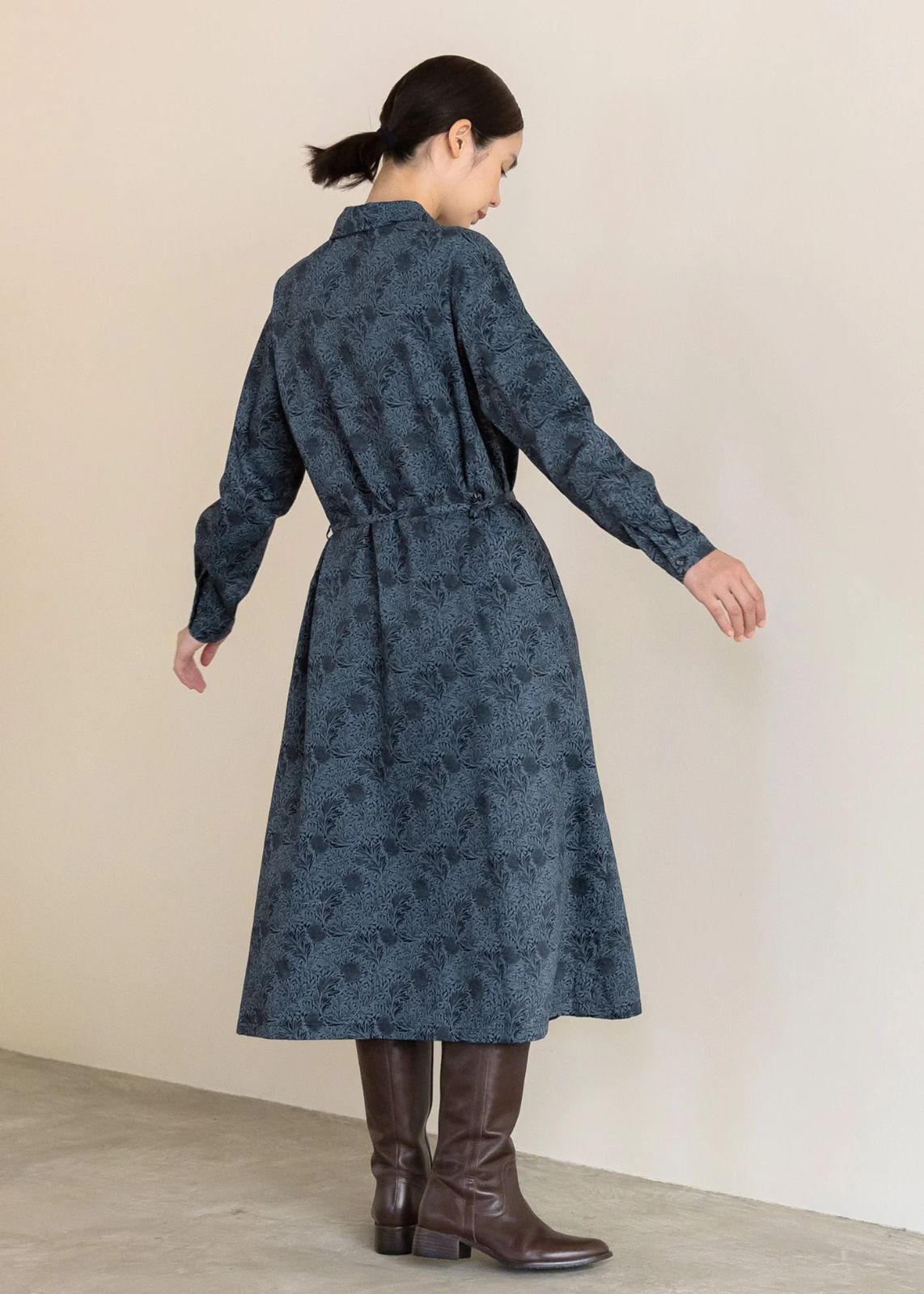 新作] V&A オーガニックコットンサテン シャツワンピース アップル柄