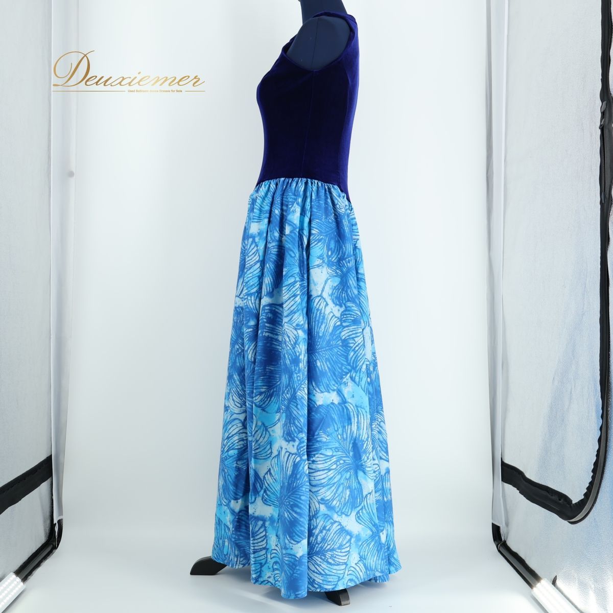 【美品 ハワイ製 フラダンス衣装】ブルー系 CC Fashions ワンピース ドレス 青 水色 ベロア モンステラ柄 ノースリーブ 袖なし 爽やか 鮮やか アロハ 青系 水色系 フラダンス 衣装 ドレス ワンピース モンステラ柄 ベロア ハワイ製 かわいい 鮮やか 高級感 ノースリーブ パーティー用 舞踏用 旅行用 トロピカル 美品 ハワイ製 フラダンス衣装】ブルー系 CC Fashions
