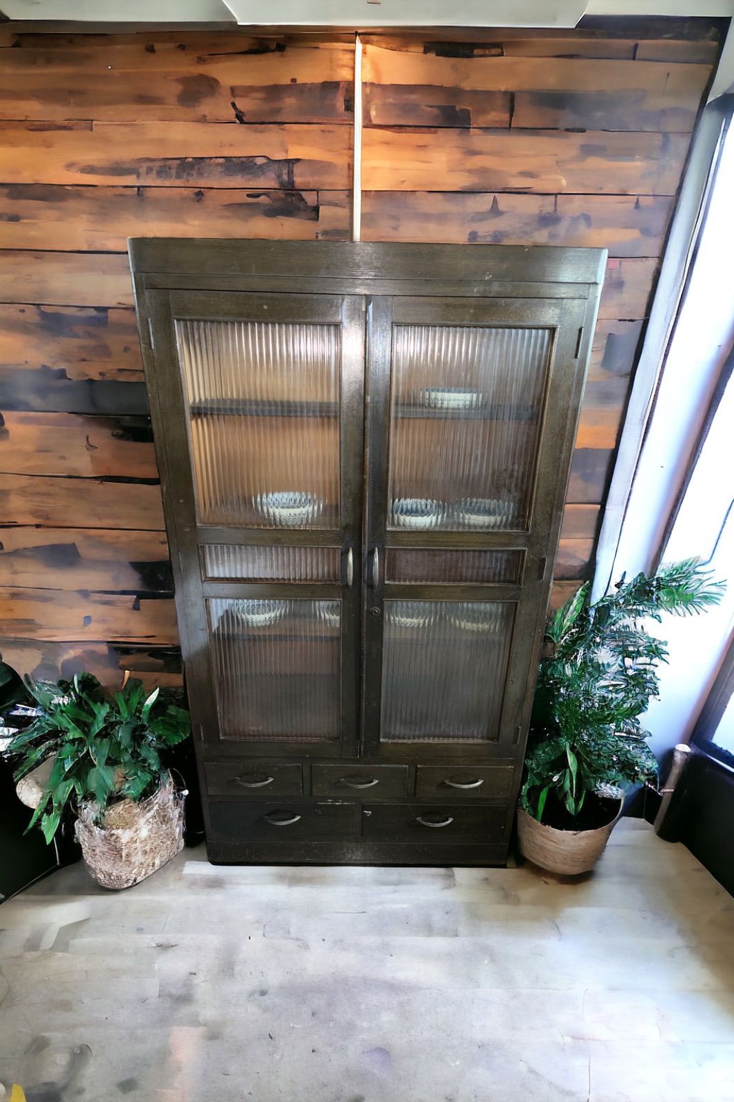 【昭和レトロ】茶ダンス｜収納棚｜ガラス戸付き｜キズあり｜木目調｜ヴィンテージ家具 昭和レトロ】茶ダンス｜収納棚｜ガラス戸付き｜キズあり｜木目調
