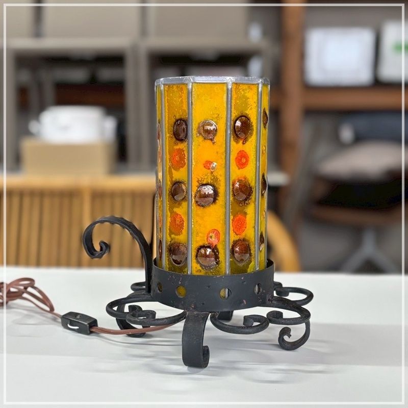 レトロ アンバーガラス テーブルランプ 高さ25cm ステンドグラス 水玉 ドット 黄色 イエロー 琥珀色 ガラスシェード 筒型照明 アイアン 脚付き スタンドライト CA0419-2