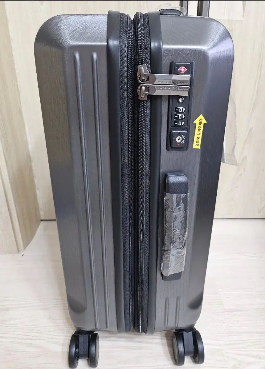 拡張型 National Geographic ナショナルジオグラフィック キャリアー 20インチ 機内用 チャコール WWW_USTAUSTRALIA_COM_AU