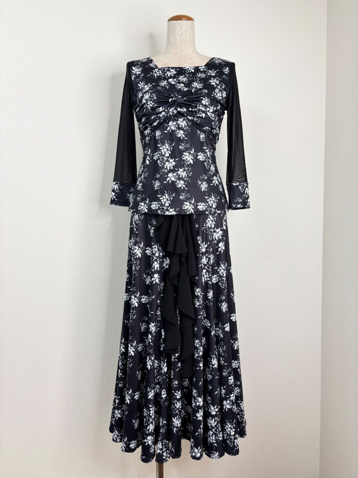 社交ダンス ブラック×ホワイト バックリボントップス 前後お好みフリル-ストーンバックルスカート セットアップドレス 衣装