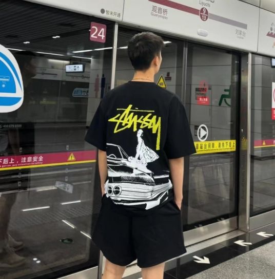 【新品】STUSSY 車のtシャツです