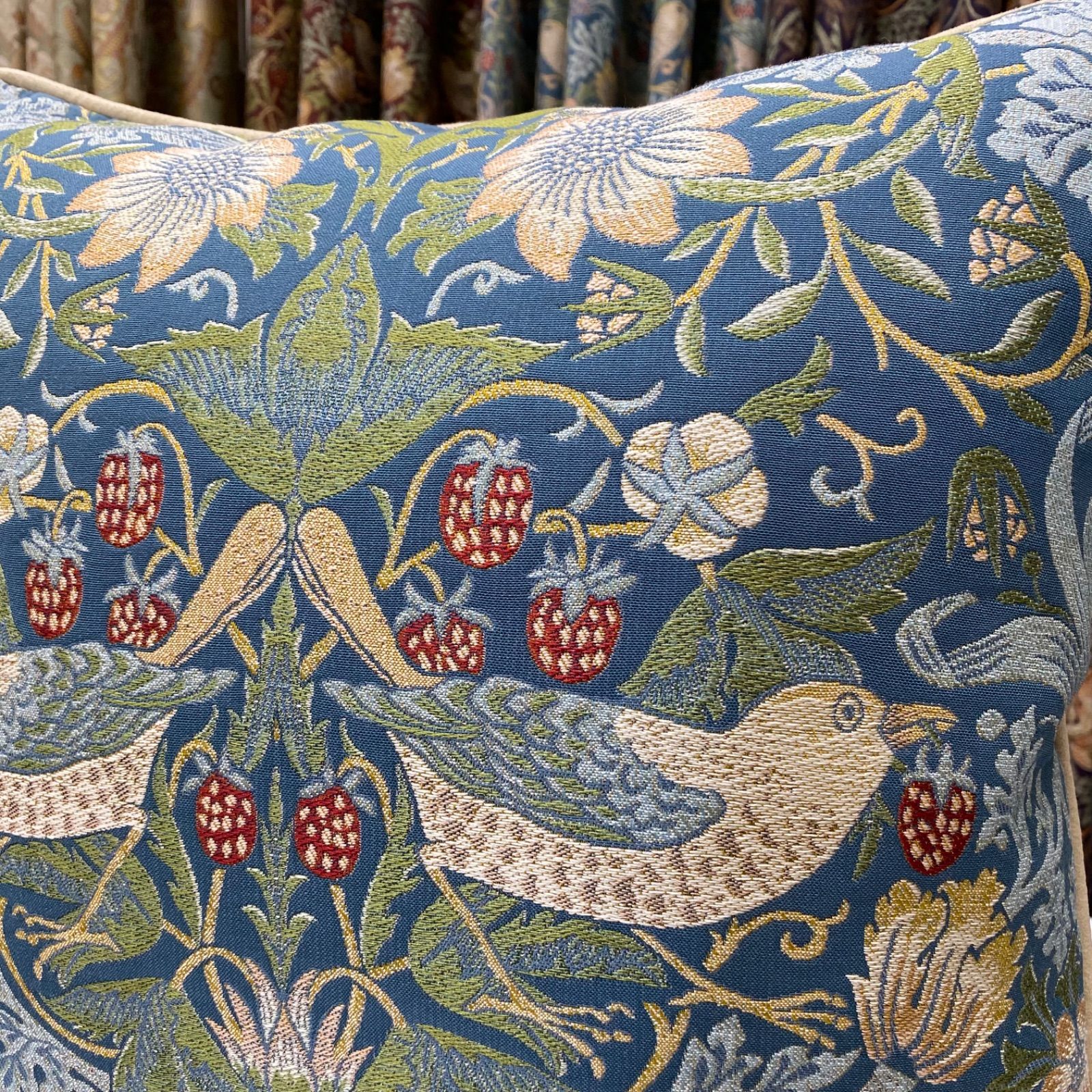 いちご泥棒 クッションカバー ウィリアム モリス 川島織物 ブルー