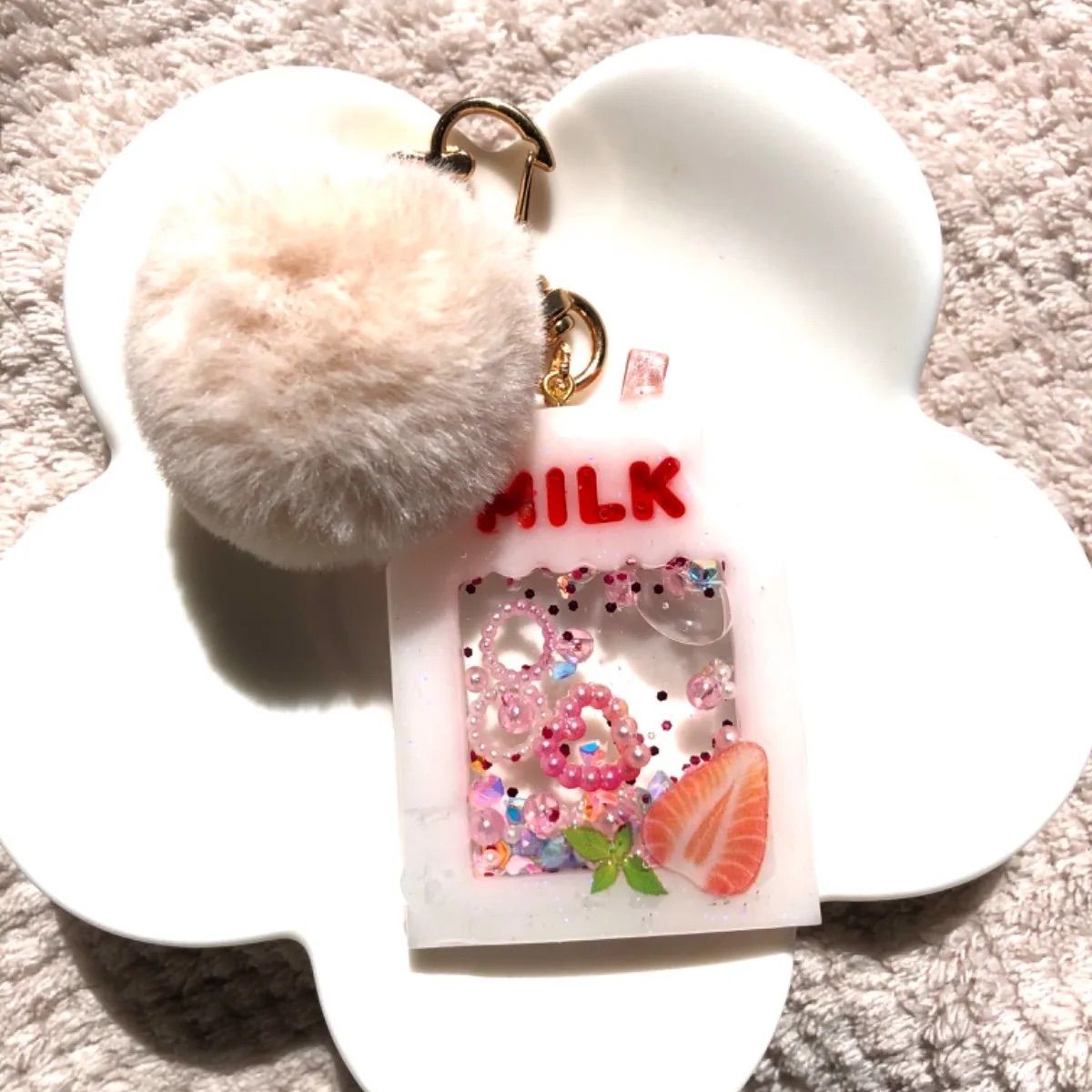 いちごミルクのシェイカー♡キーホルダー もふもふファーチャーム付き♪ 牛乳パック型がかわいい♡ 中身はキラキラかわいいパーツがシャカシャカ動きます♪  - メルカリ