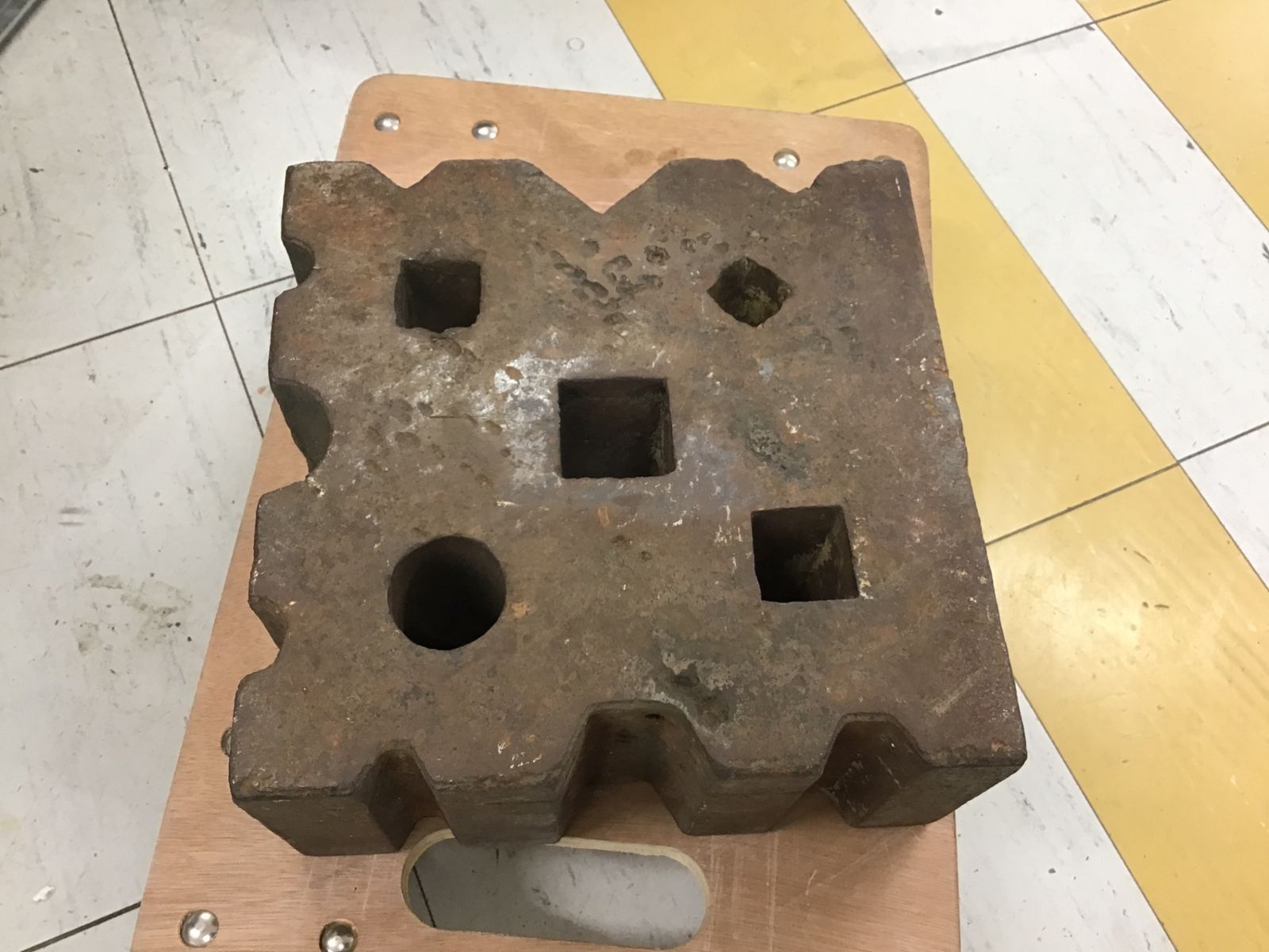 送料無料 現状品 △アンビル 蜂の巣 金床 ハンマー作業台 約35Kg 240*240*105ｍｍ△アクトツール富山店△窓福
