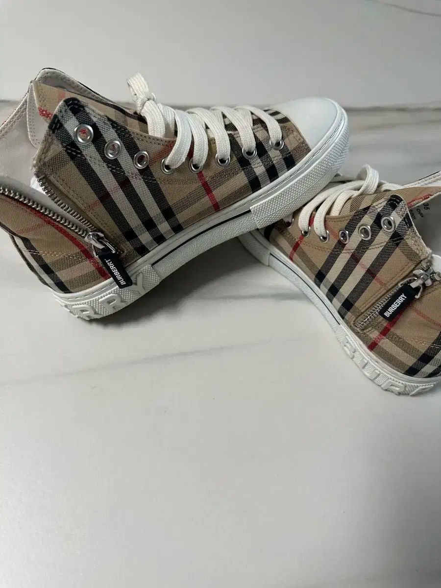 バーバリーハイトップ
