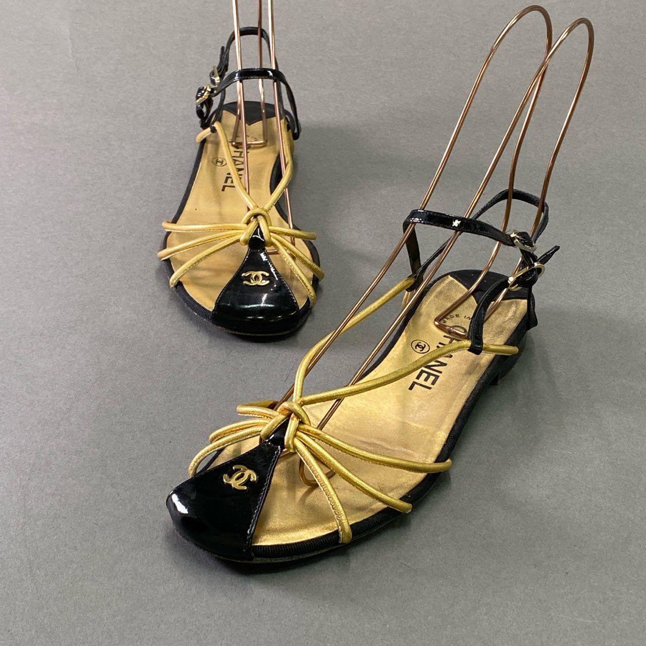 3d14 CHANEL シャネル ゴールドココマーク アンクルストラップサンダル  