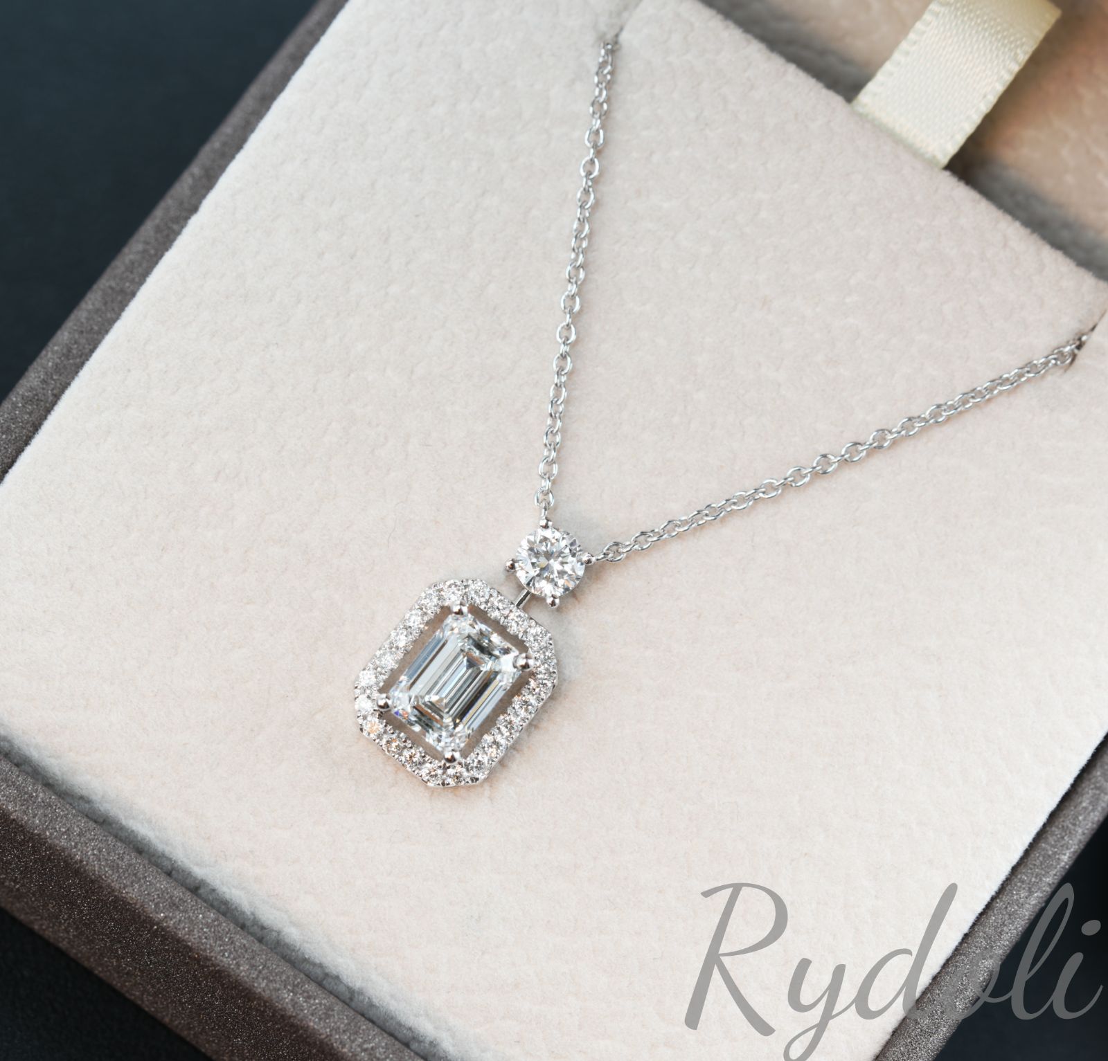 D-IF エメラルドカットダイヤモンドネックレス D 0.51ct D 0.18ct