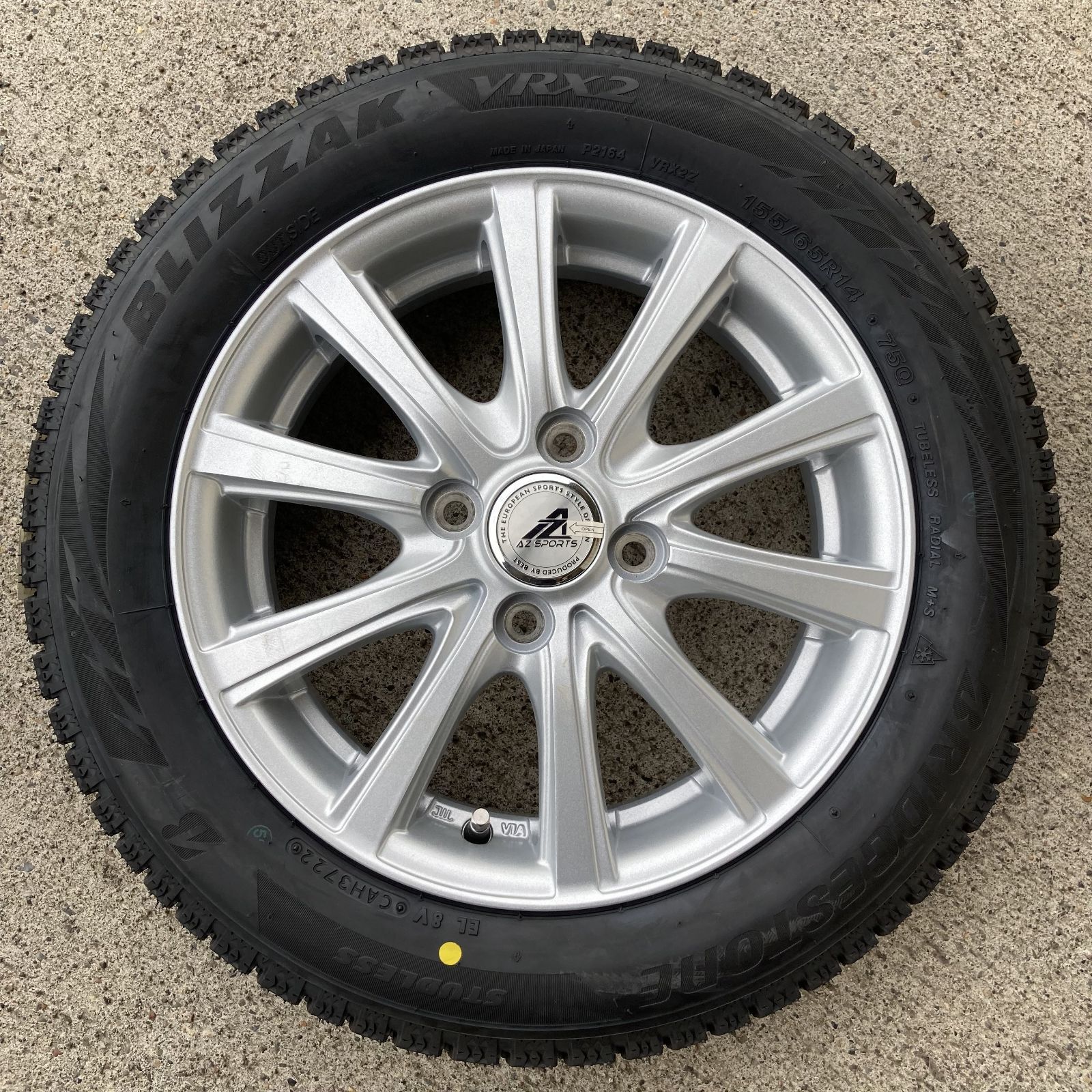セレナで使用。ブリヂストン スタッドレスタイヤ ホイール付き4本セット