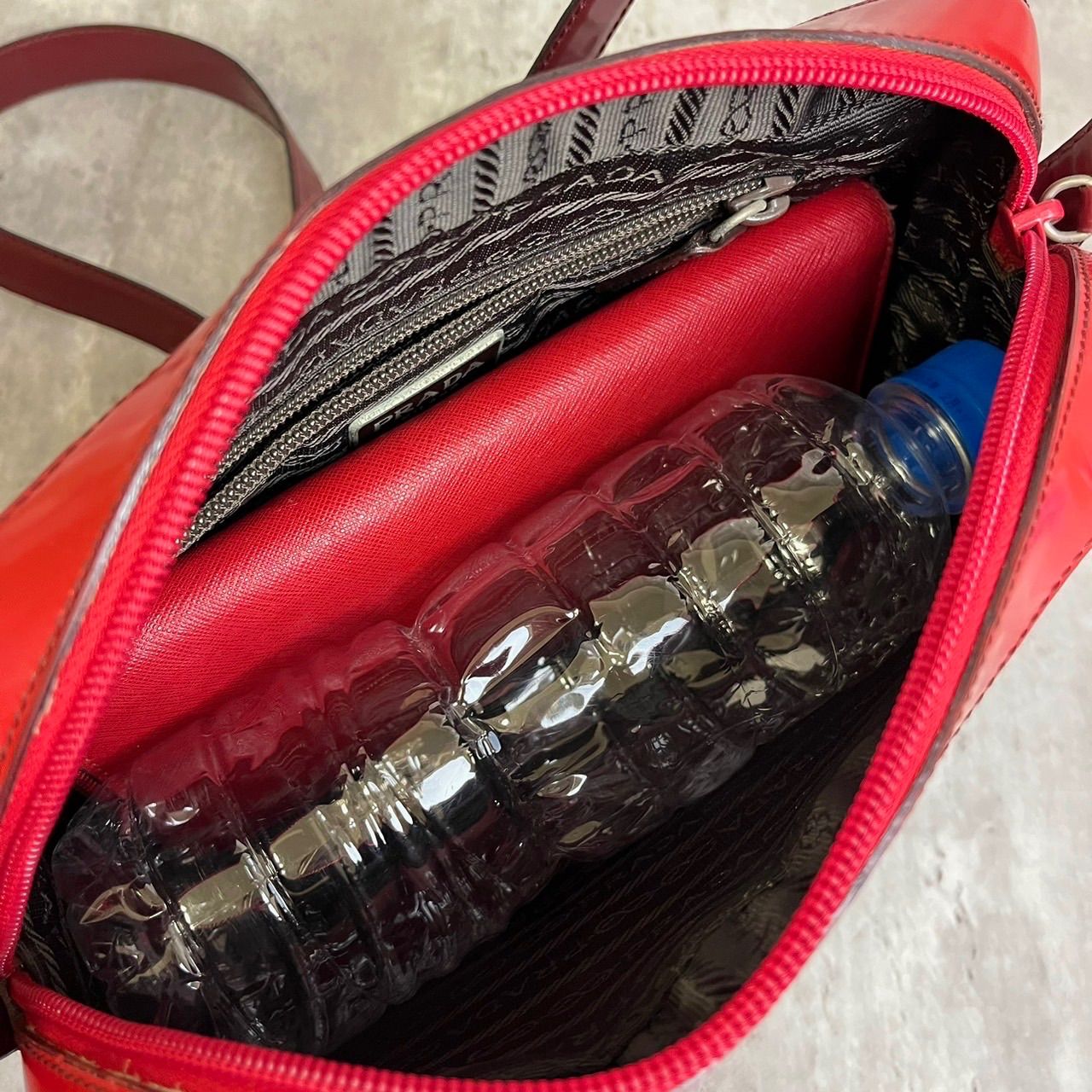 ✨良品✨ PRADA プラダ カメラバッグ ショルダーバッグ ロゴ型押し 