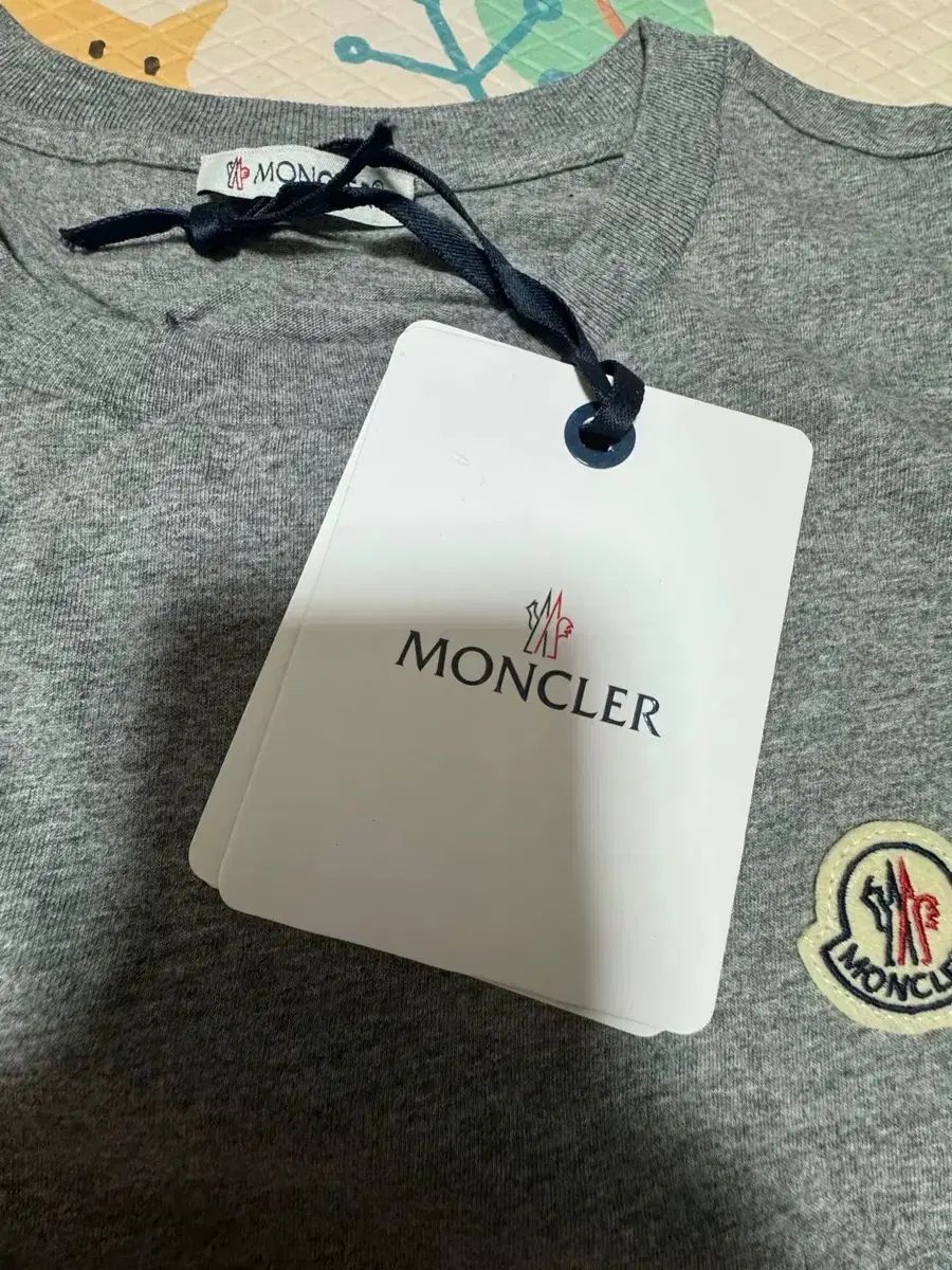 【レアモデル】MONCLER モンクレール半袖Tシャツグレーナイロン切り替えM レアモデル】MONCLER モンクレール半袖Tシャツグレーナイロン