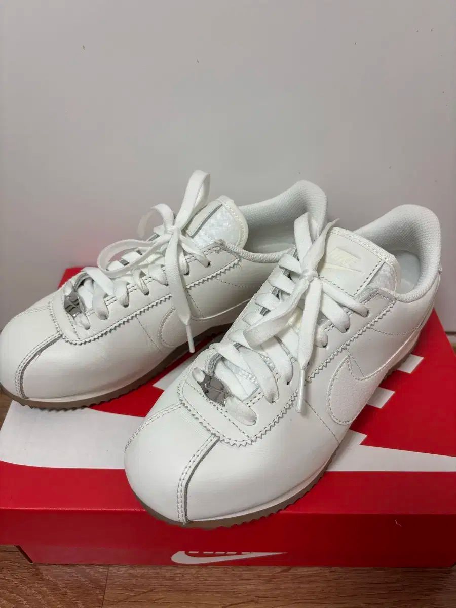 NIKE