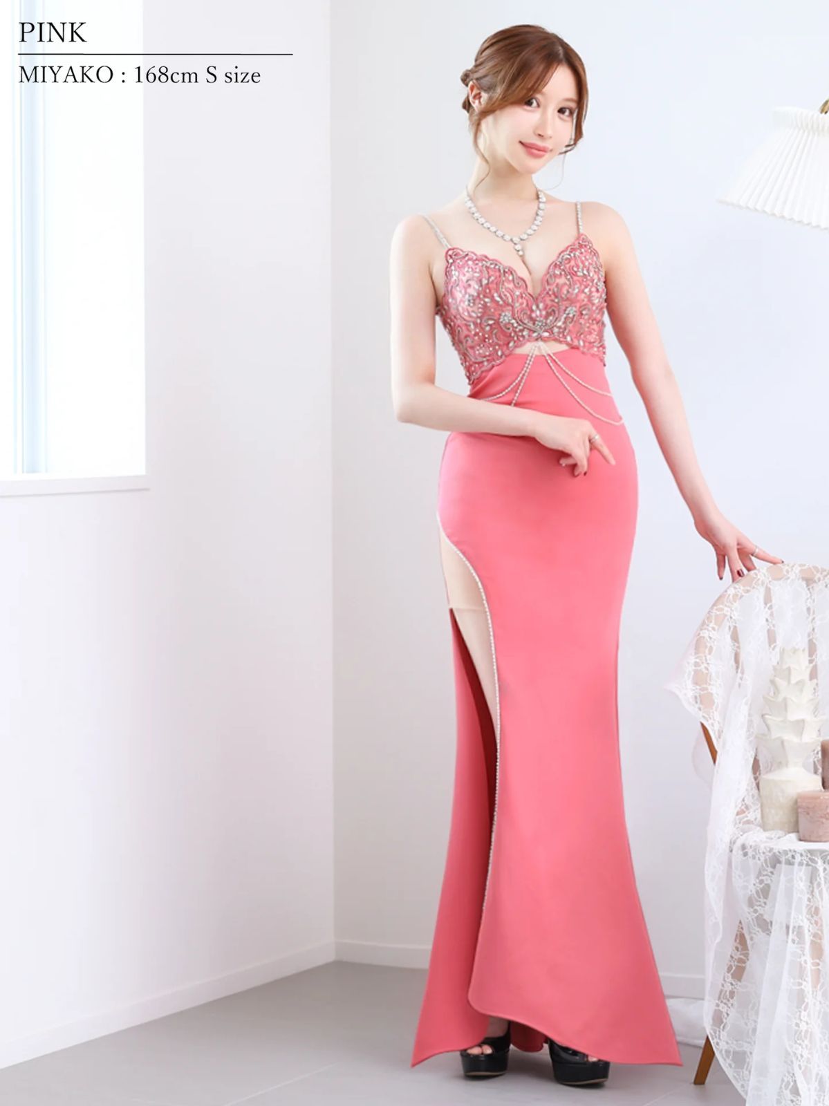 ピンク AR24832 AngelR | エンジェルアール ストレッチ| 刺繍レース| ビジュー| ウエストカット| パールチェーン| キャミスリーブ| スリット| ロングドレス| タイト| ワンピース| キャバドレス