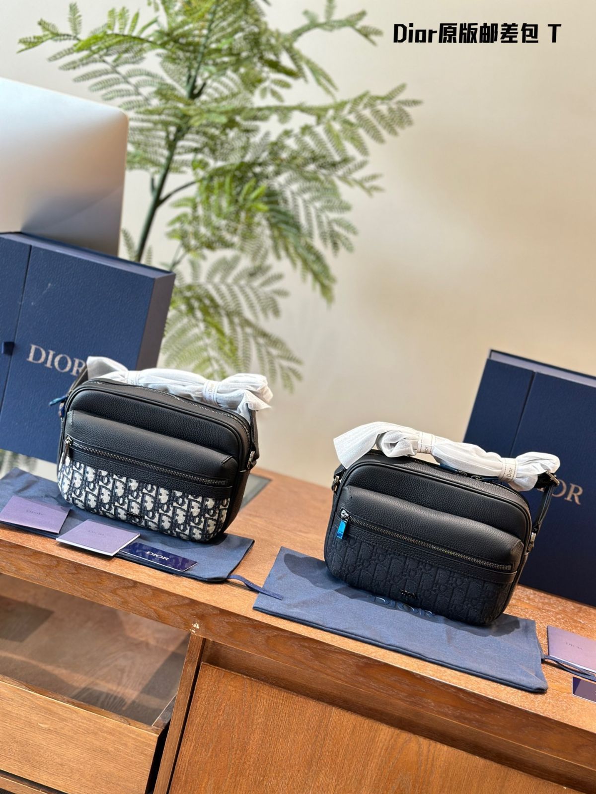 今日特価】DIOR Men's Messenger Bag - ディオール メンズ