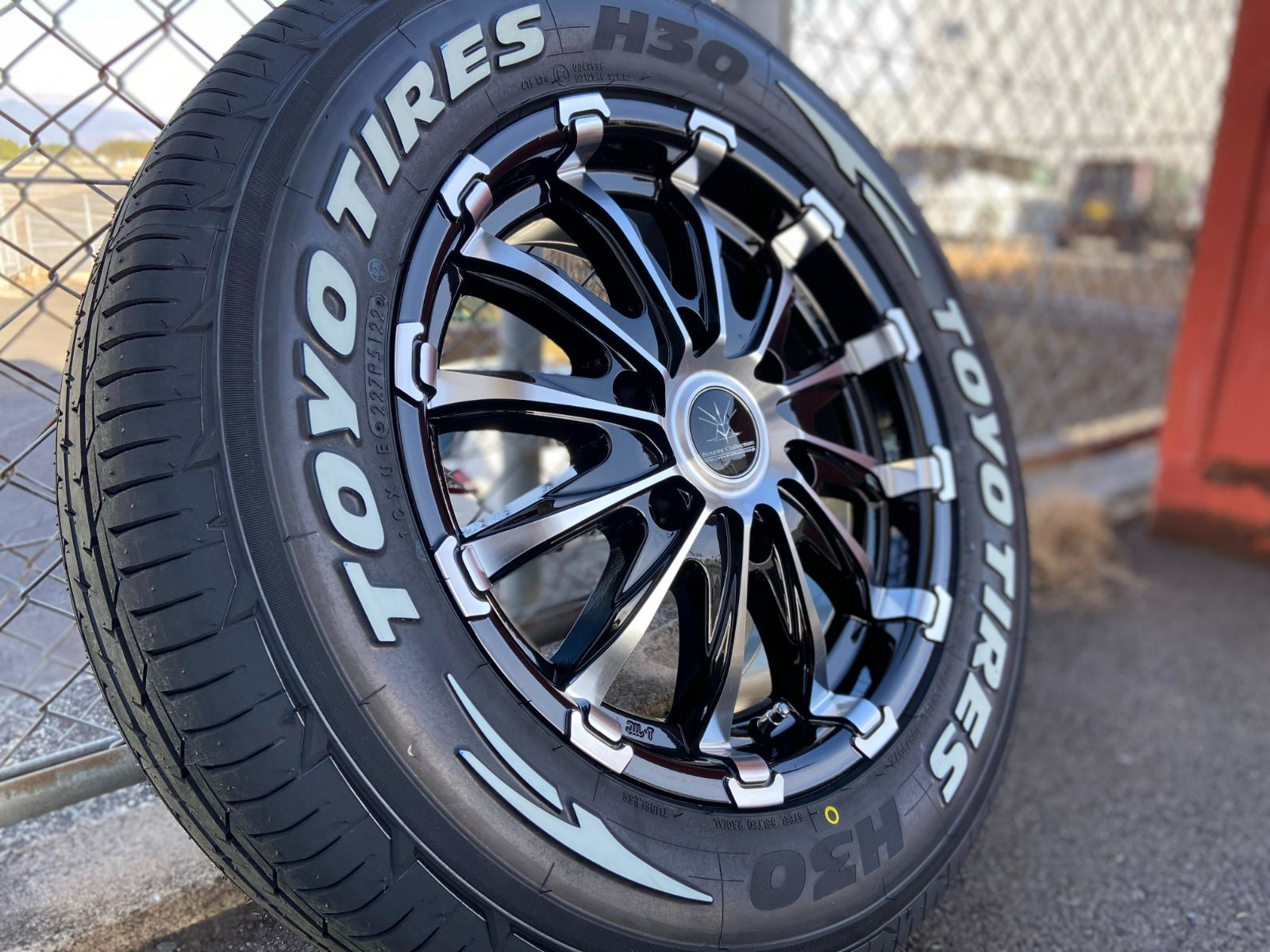 新品】200系ハイエース 17インチ タイヤホイール 4本セット TOYO H30 215/60R17 ホワイトレター  BountyCollection BD12 - メルカリ