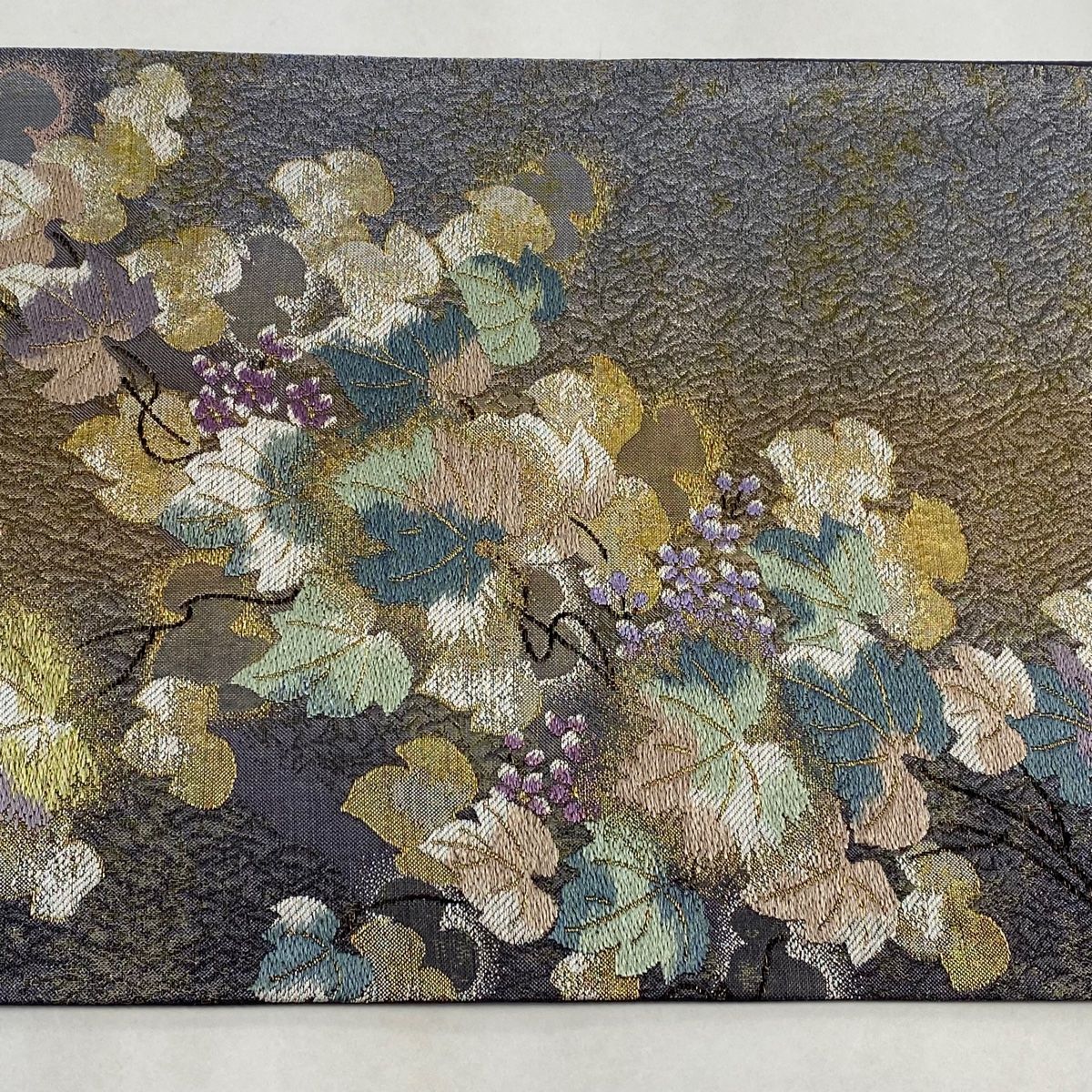 袋帯 美品 秀品 やまと 草花 刺繍 箔 灰紫 お太鼓柄 正絹 【中古