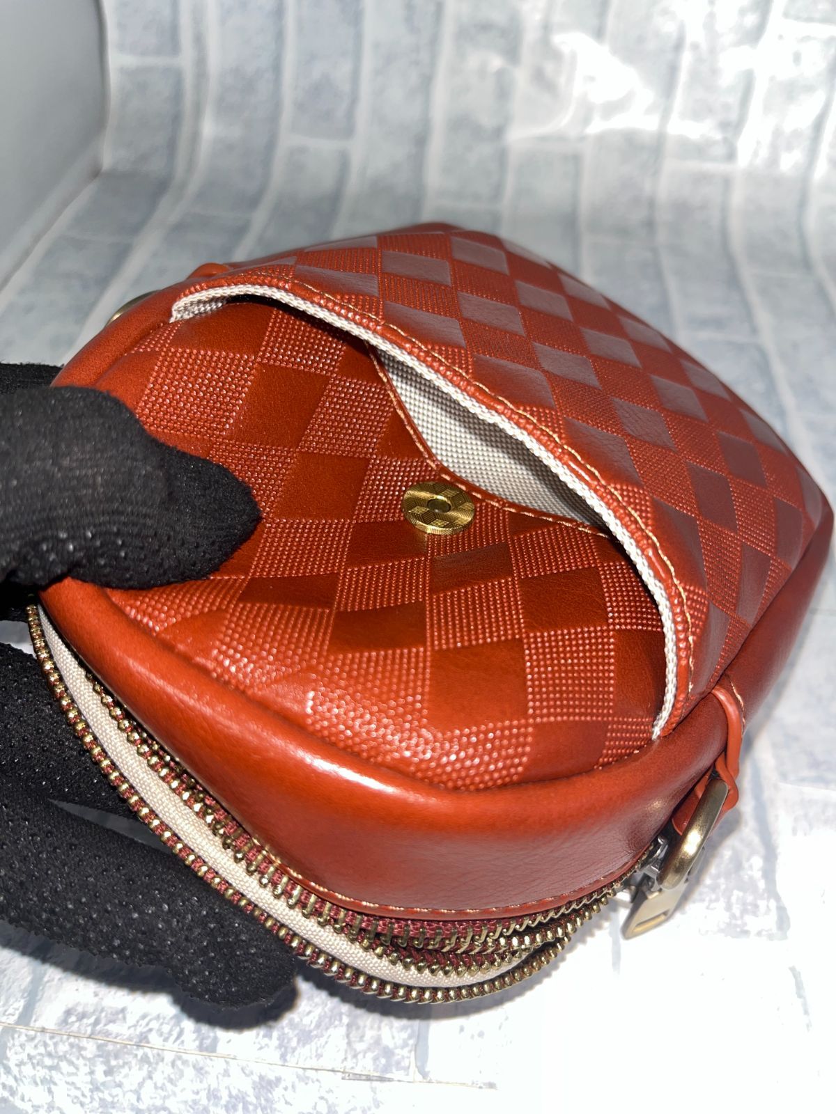 Rebecca ショルダーポシェット Wファスナー型 牛本革 トップグレードレザー ツヤありレザー ダイヤ柄型押し レディース メンズ LR-8203ブラウン 牛革 本革 レザー ポシェット ショルダーバッグ スマホポシェット ユニセックス 男女兼用 DECORATOM_COM_BR