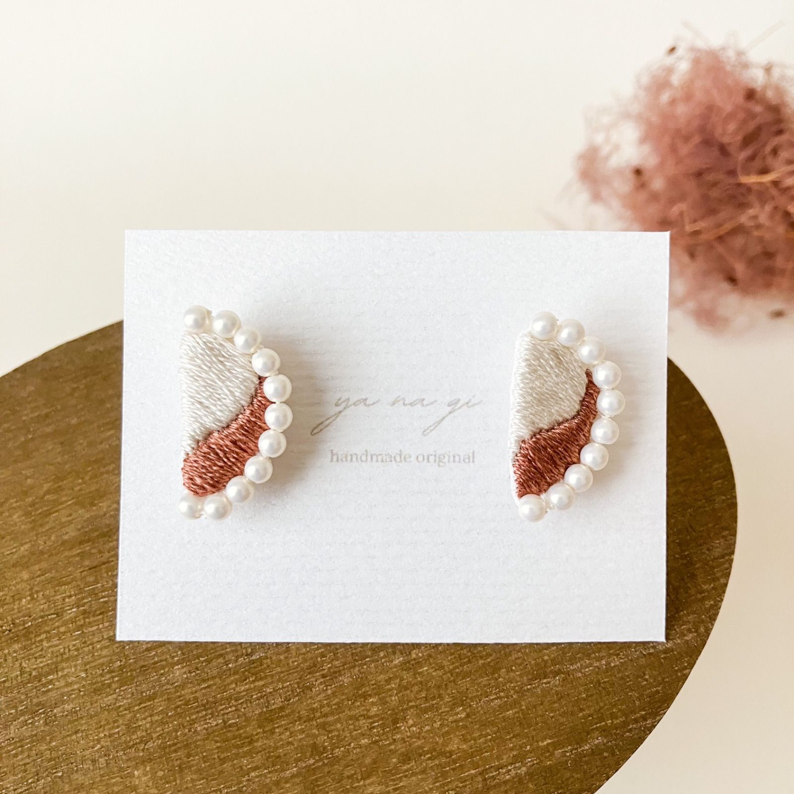 88-1.三日月 刺繍パールイヤリング(クリーム×レッド)