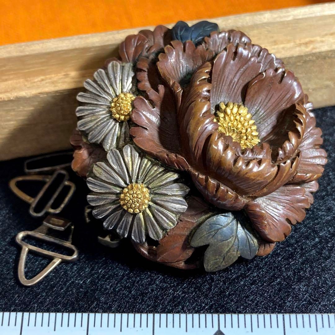 喜久在銘 上金工細工菊図帯留 蓋無木 36g 東Y5-0531 トヒウ