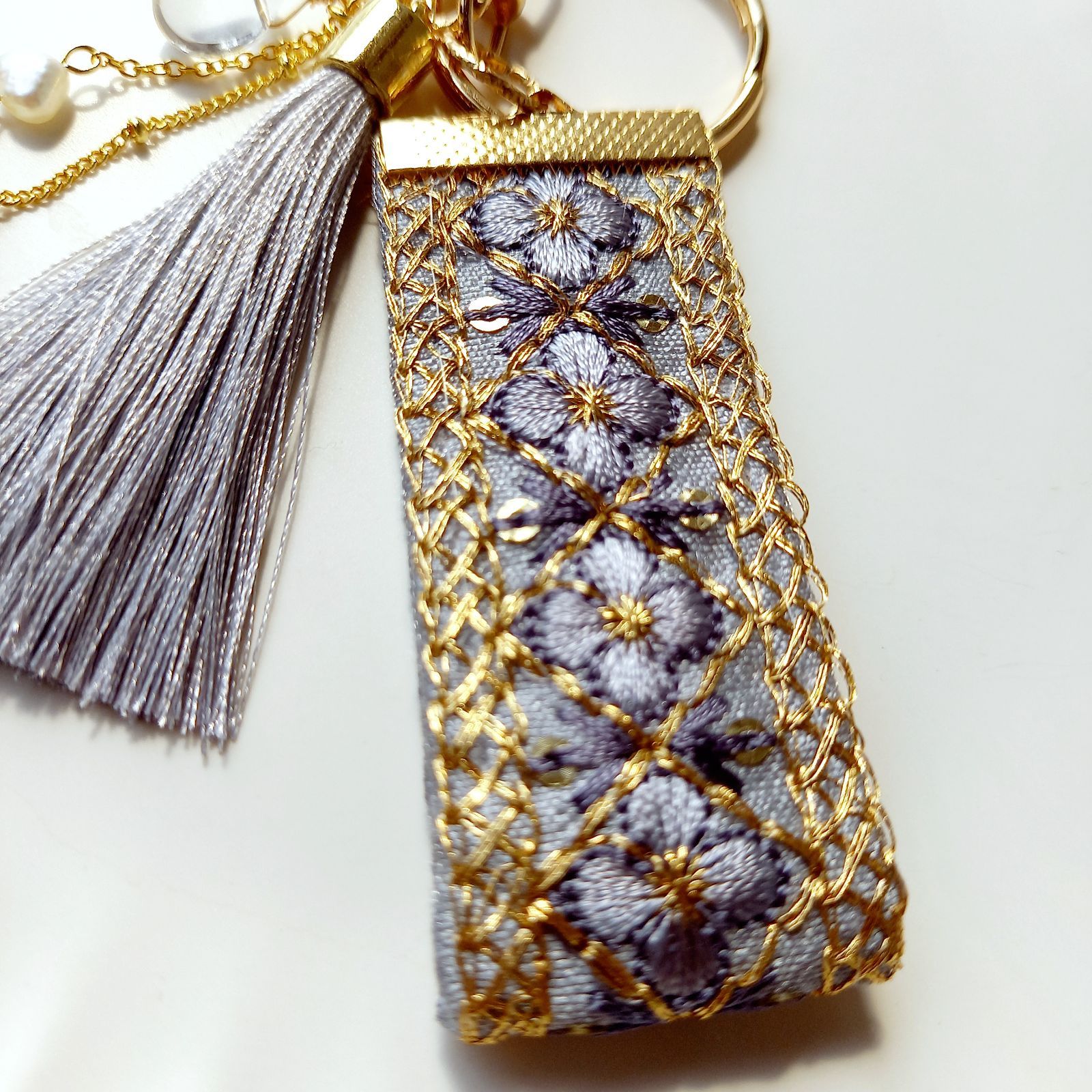 «779»◤完売◢インド刺繍リボンキーホルダー*国産コットンパール*ビジュー* 完売分再販☆インド刺繍リボンのキーホルダー・バッグチャーム